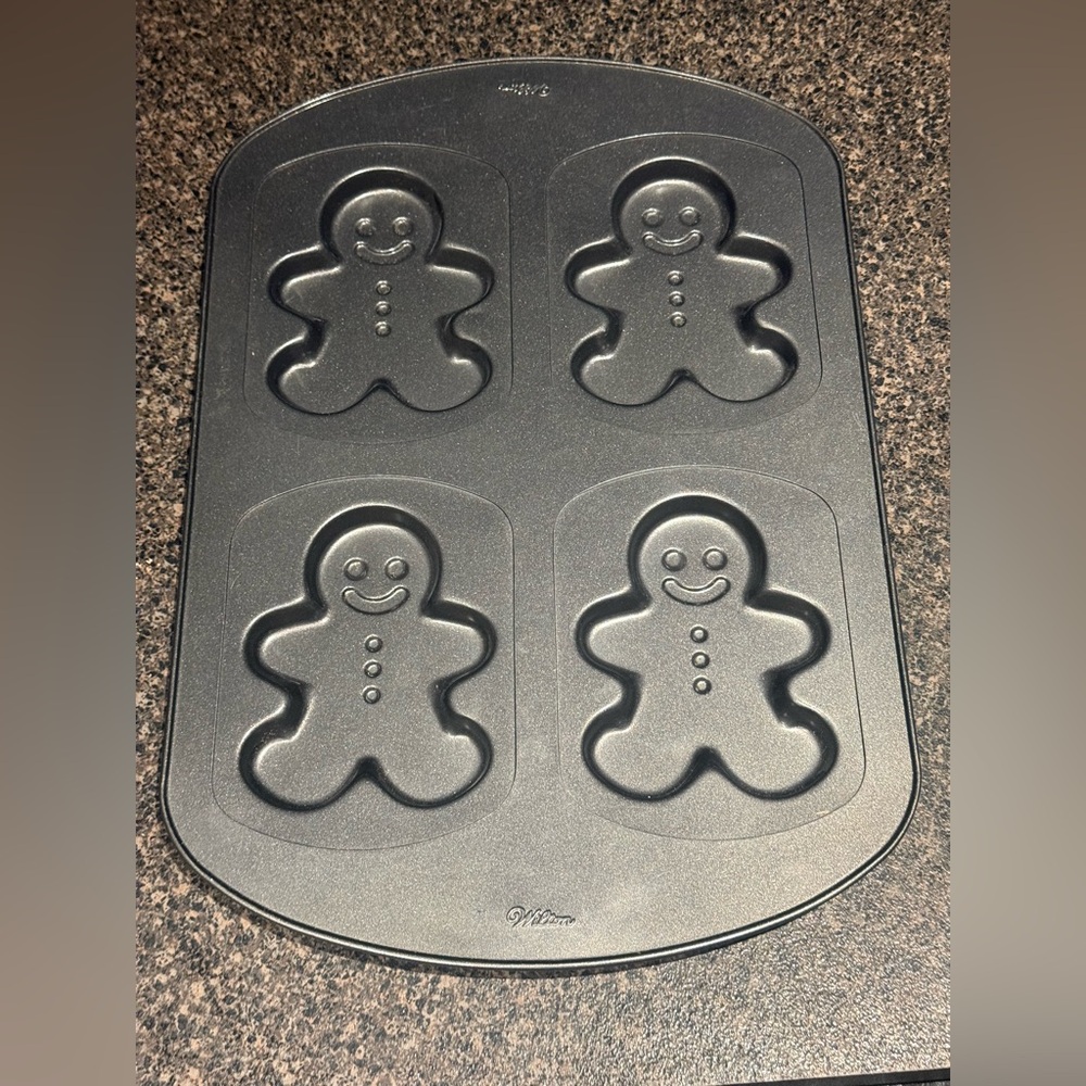 Wilton 4 Gingerbread Man Non-Stick Cookie Sheet Pan Mold #2105-8125 17" X 12"